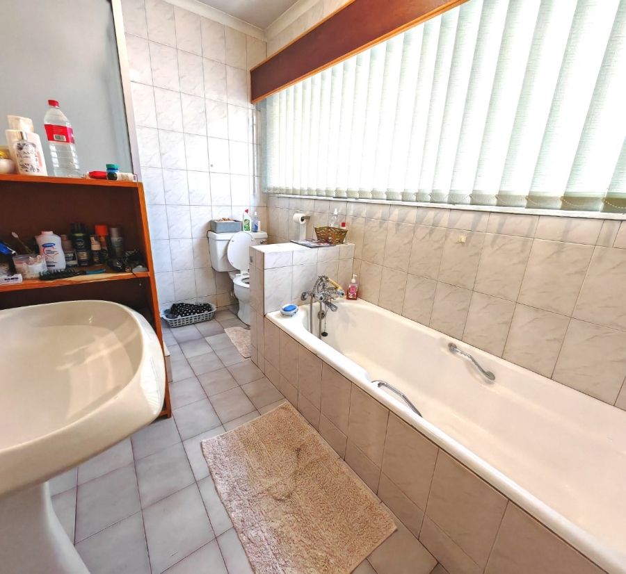 6 Bedroom Property for Sale in Heuwelsig Free State